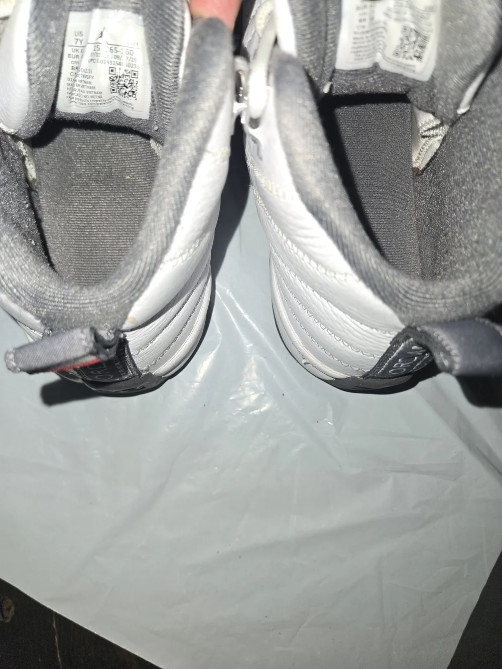 Nike Men's White and Gray Retro Basketball Sneakers